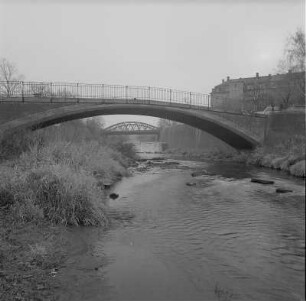 Dresden-Friedrichstadt. Weißeritzmündung mit Fußgängerbrücke (nach 1893). Blick stromauf gegen Straßenbrücke