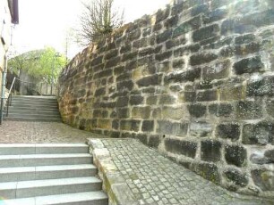 Stadtkirche - Kirchhofmauer im Nordwesten als Futtermauer im Verlauf nach Norden mit Werksteinen im Mauersteinverband