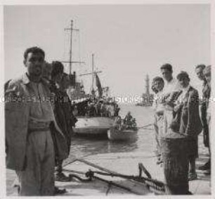Wehrmachtssoldaten, Italiener landen im Hafen von Chania.
