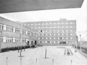 Außenansicht des Hotels der Bauarbeiter in der Siegfriedstraße in Berlin-Lichtenberg