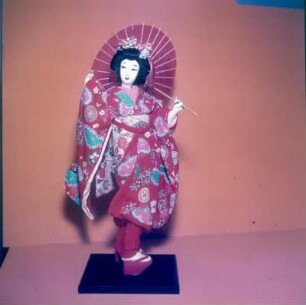 Japan. Japanische Puppe. Kyoto-Ningyo. Schirmtänzerin in Kyoto-Tracht