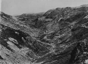 Uraka-Tal : Blick in ein Bergtal mit Fluss und Dörfern