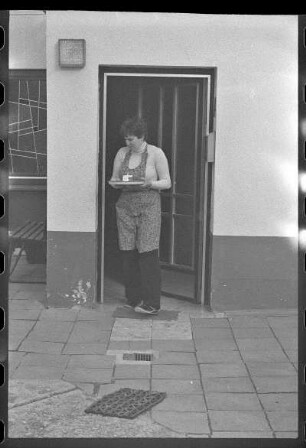 Frau mit Tablett
