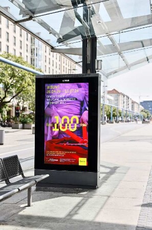 Citylight-Werbung zur Ausstellung "#BUNT. Erwin Fieger. Wolfgang G. Schröter. Reinhart Wolf" anlässlich von "100 Jahre Deutsche Fotothek" an der Straßenbahnhaltestelle Postplatz, Dresden