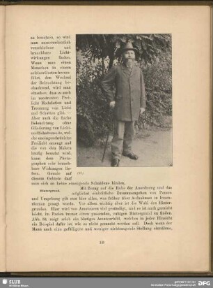Mann mit Gehstock und Hut im Freien