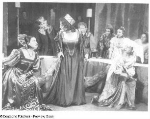 "Der Widerspenstigen Zähmung" von William Shakespeare. 5. Akt, 2. Szene (gegen Ende) mit Carla Hacker als Witwe, Bruno Decarli als Baptista, Antonia Dietrich als Katharina und Charlotte Strauch als Bianca. Dresden: Schauspielhaus, 22.08.1935