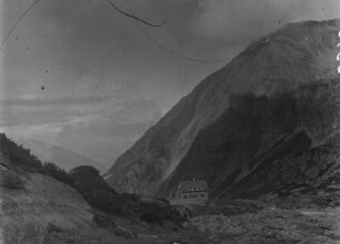 Leipziger Hütte : Blick zur Schutzhütte "Leipziger Hütte", dahinter die Maierspitze (ca. 2781m).