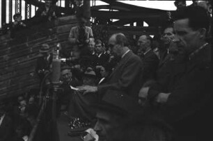 Reuter, Ernst : Währungsreform in den westlichen Sektoren im Juni 1948. SPD-Kundgebung auf dem Hertha-Sportplatz: Ernst Reuter spricht zur Währungsfrage
