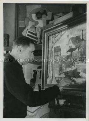 Der Maler Rudolf Ausleger arbeitet an einem Gemälde