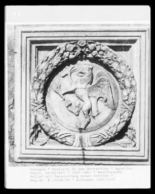 Relief mit der Darstellung eines Greifen