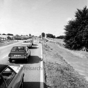 Bundesstraße B 75: Baustelle mit Ampelanlage: links wartende Pkws: rechts und links Wiesen und Knicks