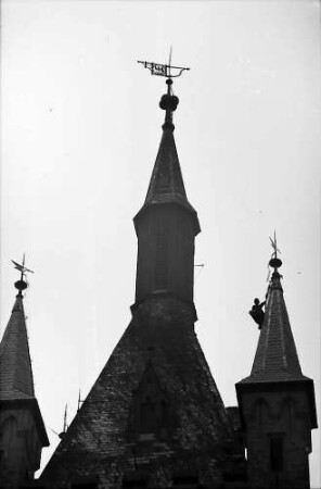 Bad Wimpfen: Dachdecker hängt am Kirchturm