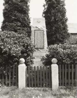Gedenkstein für die im 1. Weltkrieg gefallenen Gelenauer : Gedenkstein für die im 1. Weltkrieg gefallenen Gelenauer. Kalksandstein (nach 1918). Lückersdorf-Gelenau, Hauptstraße