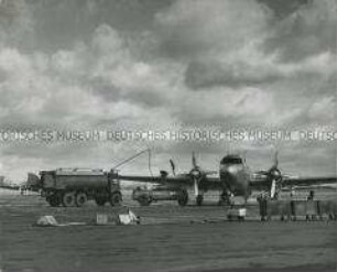 Betanken einer "Viking"-Maschine der British European Airways auf dem Flughafen London-Northolt
