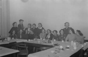 Feier zum Internationalen Frauentag im Henschel-Verlag : Mitarbeiterinnen des Verlags während der Feier