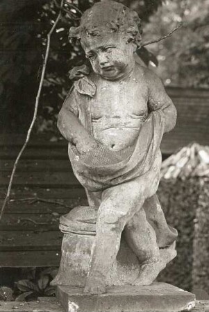 Putto als Säemann : Radmeritz (heute: Radomierzyce), Schloss Joachimstein (Pałac Radomierzyce), Ehrenhof, Westseite, Putto als Säemann, Monatsbild März