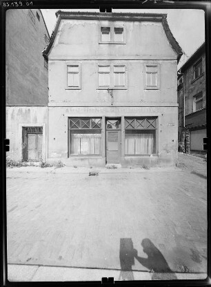 Altenburg, Ringstraße. Wohnhaus mit Laden. Straßenfront