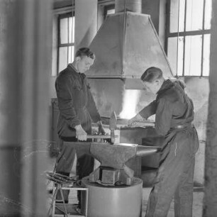 Lehrlinge von Borgward beim Schmieden am Amboss mit Hammer und Zange
