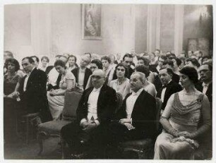 Konzertpublikum des Pianisten Walter Gieseking in der deutschen Botschaft in Washington D.C.. 3. von rechts: Paul Claudel