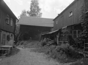 Klingenthal-Zwota, Am Mühlgraben 5. Wohnhaus. Teilansicht der Eingangsseite. Ansicht mit Nebengebäude