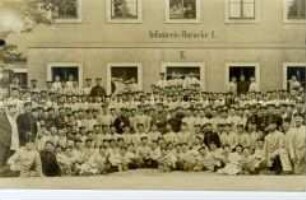 Soldaten vor einer Infanterie-Baracke