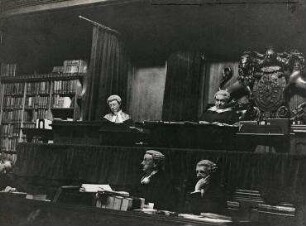 Die erste fotografische Aufnahme, die vom obersten englischen Gerichtshof, dem High Court, während einer Verhandlung gemacht wurde, London. rechts: Lord Chief Justice Gordon Hewart, links: Sir Horace Edmund Avory