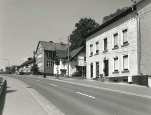 Panschwitz-Kuckau. Cisinskistraße. Blick zur Cisinski-Schule mit Wohnhäusern 20 und 23