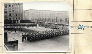 Aufmarsch einer Einheit der Ordnungspolizei auf dem Kasernenhof
