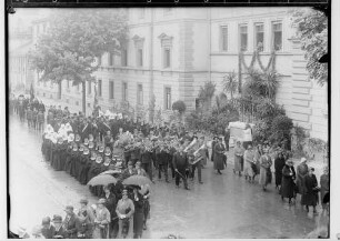 Fronleichnamsprozession in Sigmaringen 1932; Prozession in der Karlstraße vor dem Prinzenbau; im Mittelpunkt Musikkapelle, daneben Nonnen