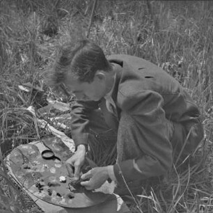 Maler Otto Nagel beim Malen der Spreewaldlandschaft.