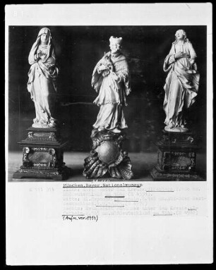 links: Maria unter dem Kreuz, Mitte: Heiliger Nepomuk, rechts: Evangelist Johannes unter dem Kreuz
