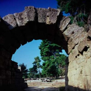 Olympia. Gewölbter Zugang zum Stadion, 3. Jh. v. Chr., für Wettkämpfer und Kampfrichter