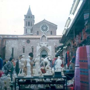 Tivoli. Markt mit Verkaufsständen von Kleidung und Skulpturen