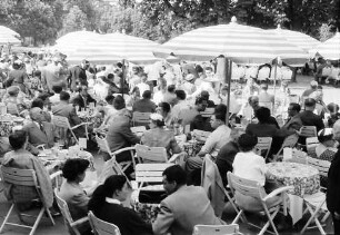 Baden-Baden: Terrassencafé vor dem Kurhaus; Tische