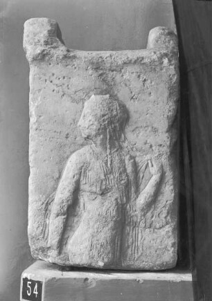 Basis: Relief mit Frauenfigur, Aphrodite?