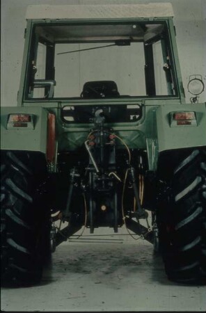 Fotografie: Traktor, Antriebs- und Anbausystem, Dreipunktaufhängung