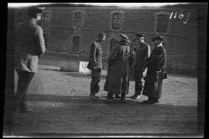 Cambrai (Dep. Nord, Frankreich): 3 Offiziere und ein Zivilist (Fotograf?) im Gespräch auf einem Vorplatz ("Engländer im Lager von Cambrai")