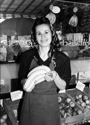 Rathausplatz: Wochenmarkt: Ayse Türk verkauft Bananen aus Südamerika