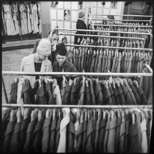 2 Frauen an einem Verkaufsständer im HO-Warenhaus am Alexanderplatz, Anfang 1960er Jahre. SW-Foto © Kurt Schwarz.