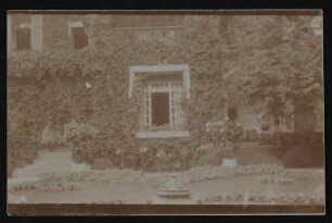 Ansichtskarte von Cornelie Richter an Hofmannsthal mit Ansicht einer mit Efeu bewachsenen Hausfassade