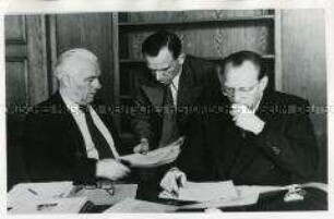 Wilhelm Pieck mit Otto Grotewohl in seinem Arbeitszimmer im ZK der SED
