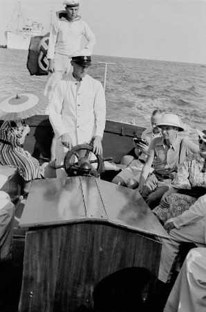 Reisefotos Senegal. Passagiere im Boot beim Übersetzen zum Landgang