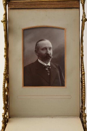12. Portrait: Heinrich Wilhelm Tetzner, Gewerbeinspektor in Bautzen : Patentierter Bilderständer. "In Ehrerbietung gewidmet von den Gewerbeinspektoren des Königreichs Sachsen"