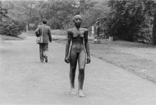 Schreitende : Ausstellung "Plastik und Blumen": "Schreitende" (1978) der Bildhauerin Emerita Pansowova