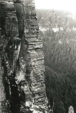 Sächsische Schweiz, Rathener Gebiet. Vexierturm. Seilschaft Paul Illmer über dem 1. Ring der Weinertwand (VIIa [VIIb]). Blick gegen Amselgrund und Honigsteinmassiv