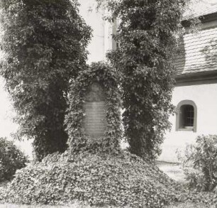 Denkmal für die Gefallenen des 1. Weltkrieges der Gemeinde Plaußig : Denkmal für die Gefallenen des 1. Weltkrieges der Gemeinde Plaußig. Stein (nach 1918). Leipzig-Plaußig-Portitz, Kirchhof