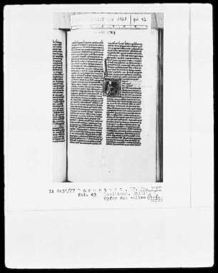 Biblia sacra mit Missale — Initiale V mit Opfer des Kalbes, Folio 43recto