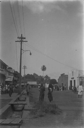 Geschäftsstraße : Personen auf einer Geschäftsstraße in Monrovia.