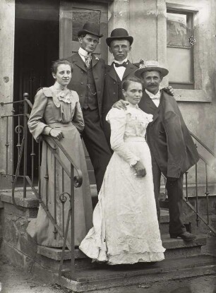 Gruppenbild auf den Stufen eines Hauseinganges