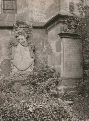 Grabsteine für Pfarrer Johann Gottfried Bürger und seine Frau Maria Leuckersdorff : Grabsteine am südöstlichen Chor der Kirche, links Pfarrer Johann Gottfried Bürger (1722-1767), rechts das der Frau Maria Leuckersdorf